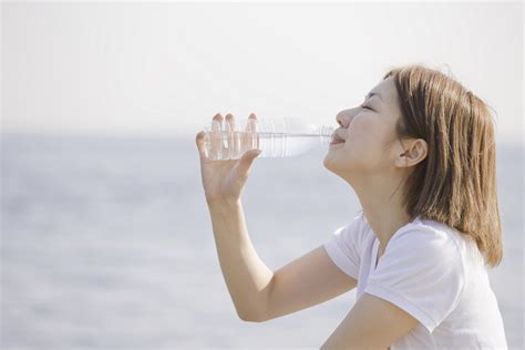 朝水|朝起きた時に水を飲むのは効果的？5つの効果と寝起きに水を飲。